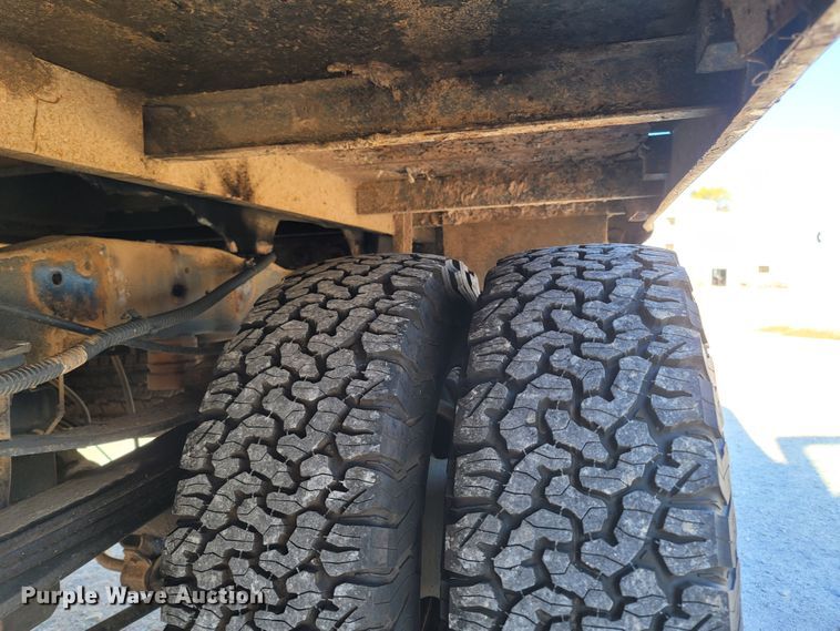 image for item LN9729 2011 Ford F350 Super Duty  Crew Cab flatbed pickup truck