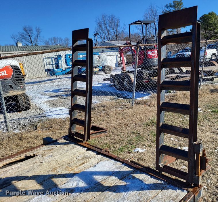 image for item LR9164 2002 Foster Bass 1612  equipment trailer