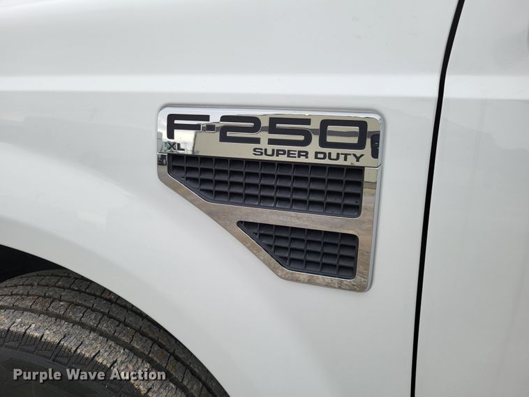 image for item LR9183 2010 Ford F250 Super Duty XL  utility bed pickup truck