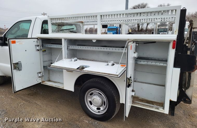 image for item LR9183 2010 Ford F250 Super Duty XL  utility bed pickup truck