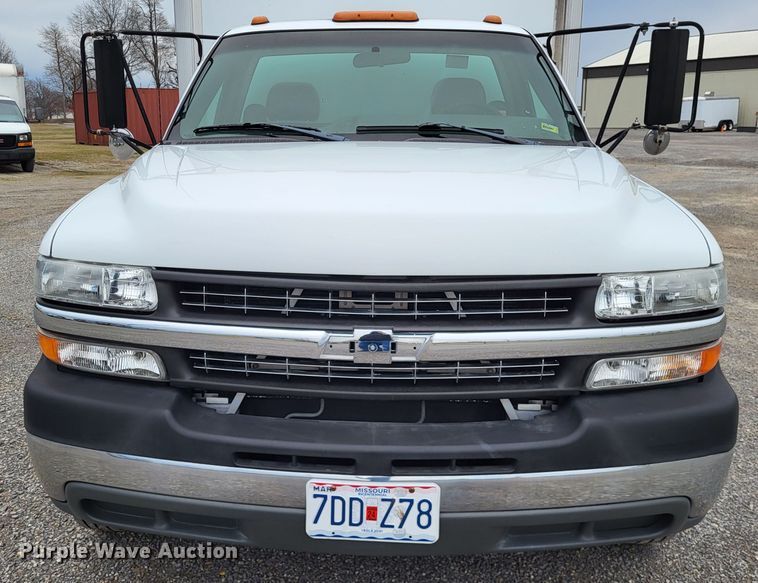 image for item LR9184 2002 Chevrolet Silverado 3500  catering bed pickup truck