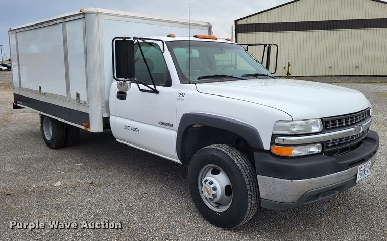 image for item LR9184 2002 Chevrolet Silverado 3500  catering bed pickup truck