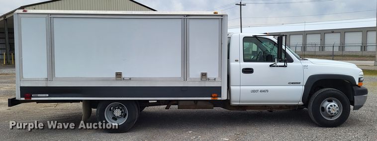 image for item LR9184 2002 Chevrolet Silverado 3500  catering bed pickup truck