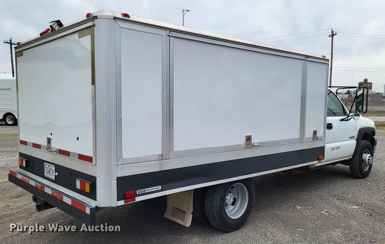 image for item LR9184 2002 Chevrolet Silverado 3500  catering bed pickup truck