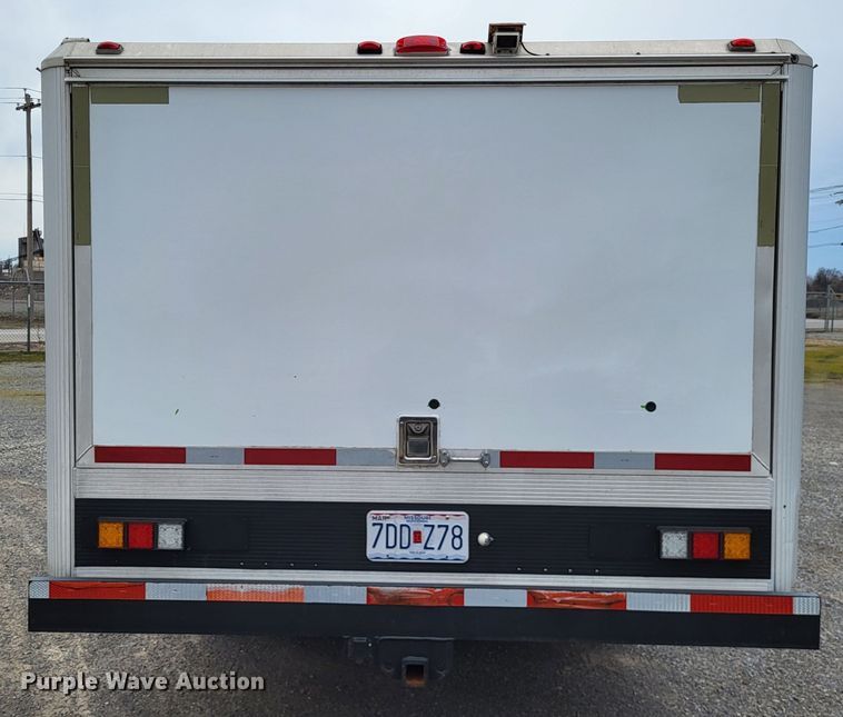 image for item LR9184 2002 Chevrolet Silverado 3500  catering bed pickup truck