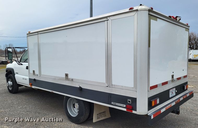 image for item LR9184 2002 Chevrolet Silverado 3500  catering bed pickup truck