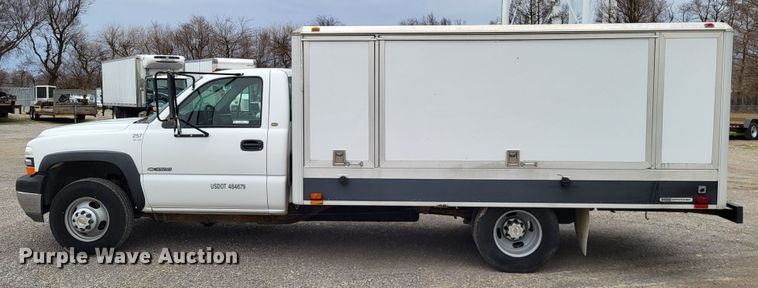 image for item LR9184 2002 Chevrolet Silverado 3500  catering bed pickup truck