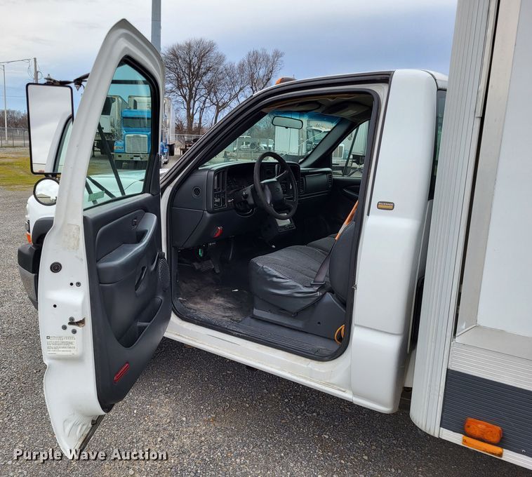 image for item LR9184 2002 Chevrolet Silverado 3500  catering bed pickup truck