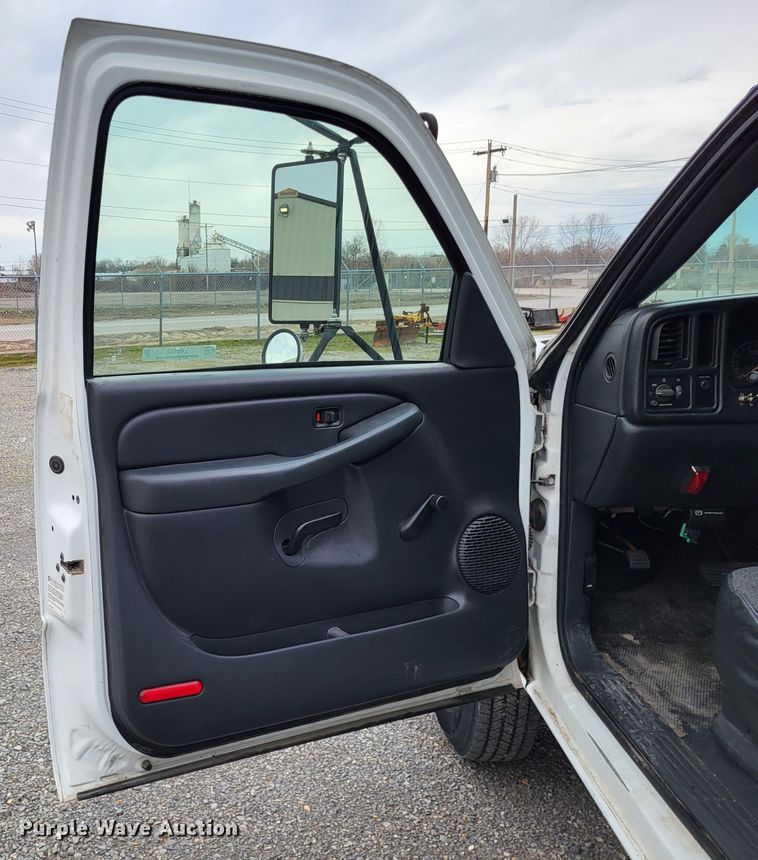 image for item LR9184 2002 Chevrolet Silverado 3500  catering bed pickup truck