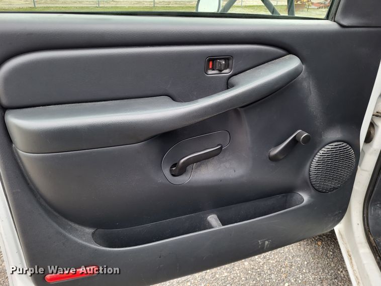 image for item LR9184 2002 Chevrolet Silverado 3500  catering bed pickup truck