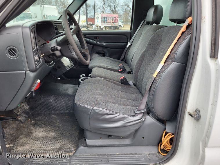 image for item LR9184 2002 Chevrolet Silverado 3500  catering bed pickup truck