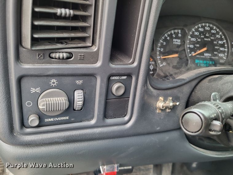 image for item LR9184 2002 Chevrolet Silverado 3500  catering bed pickup truck