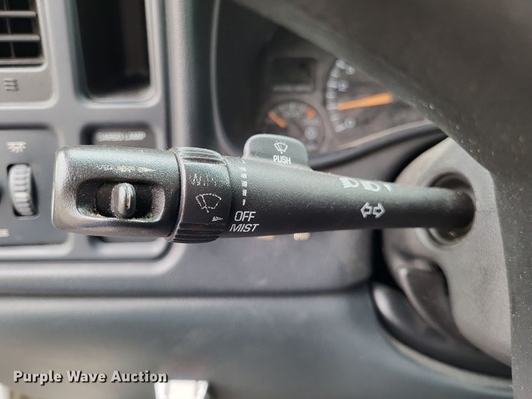 image for item LR9184 2002 Chevrolet Silverado 3500  catering bed pickup truck