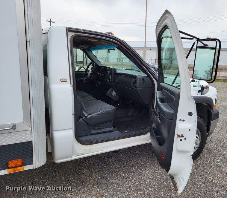 image for item LR9184 2002 Chevrolet Silverado 3500  catering bed pickup truck