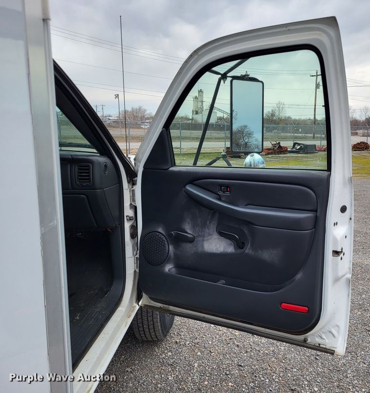 image for item LR9184 2002 Chevrolet Silverado 3500  catering bed pickup truck