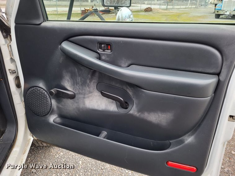 image for item LR9184 2002 Chevrolet Silverado 3500  catering bed pickup truck