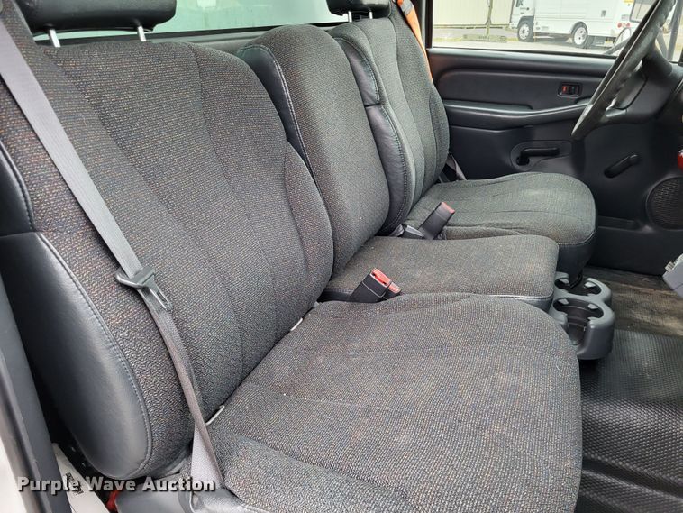 image for item LR9184 2002 Chevrolet Silverado 3500  catering bed pickup truck