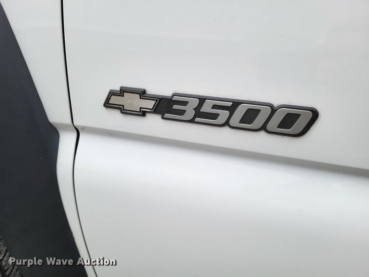 image for item LR9184 2002 Chevrolet Silverado 3500  catering bed pickup truck