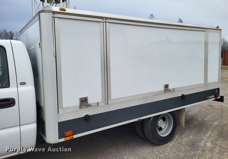 image for item LR9184 2002 Chevrolet Silverado 3500  catering bed pickup truck