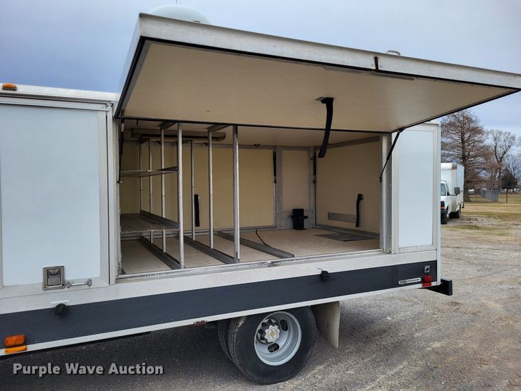 image for item LR9184 2002 Chevrolet Silverado 3500  catering bed pickup truck