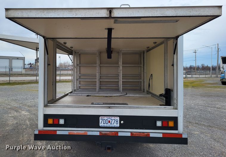 image for item LR9184 2002 Chevrolet Silverado 3500  catering bed pickup truck