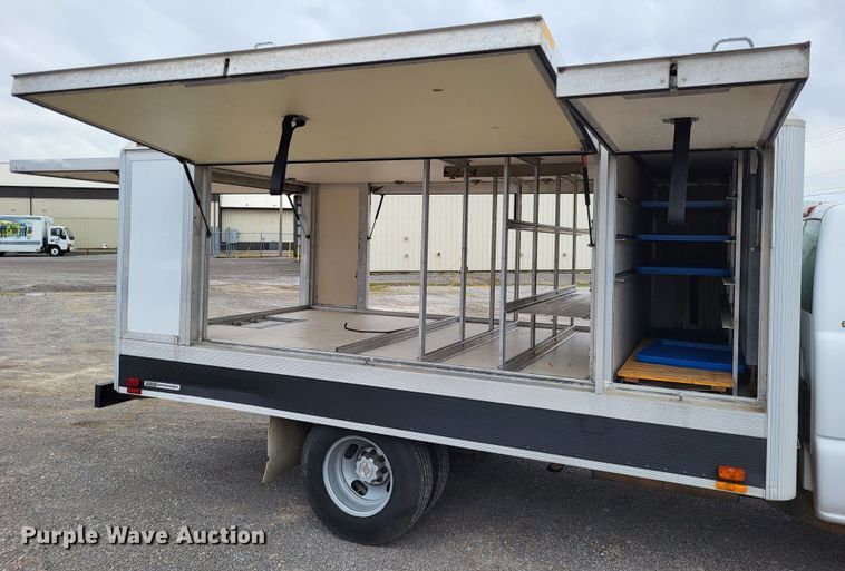 image for item LR9184 2002 Chevrolet Silverado 3500  catering bed pickup truck