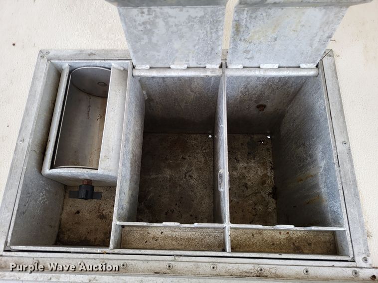 image for item LR9184 2002 Chevrolet Silverado 3500  catering bed pickup truck