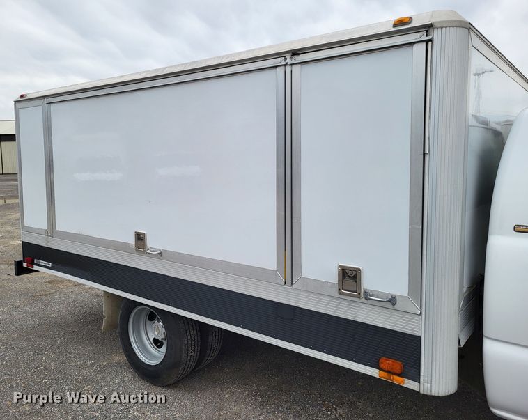 image for item LR9184 2002 Chevrolet Silverado 3500  catering bed pickup truck