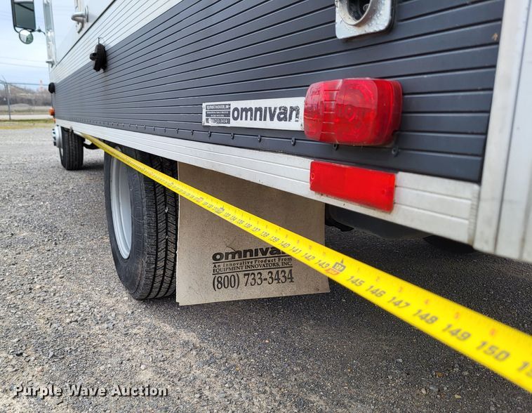 image for item LR9184 2002 Chevrolet Silverado 3500  catering bed pickup truck