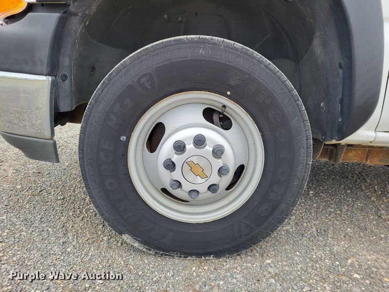 image for item LR9184 2002 Chevrolet Silverado 3500  catering bed pickup truck