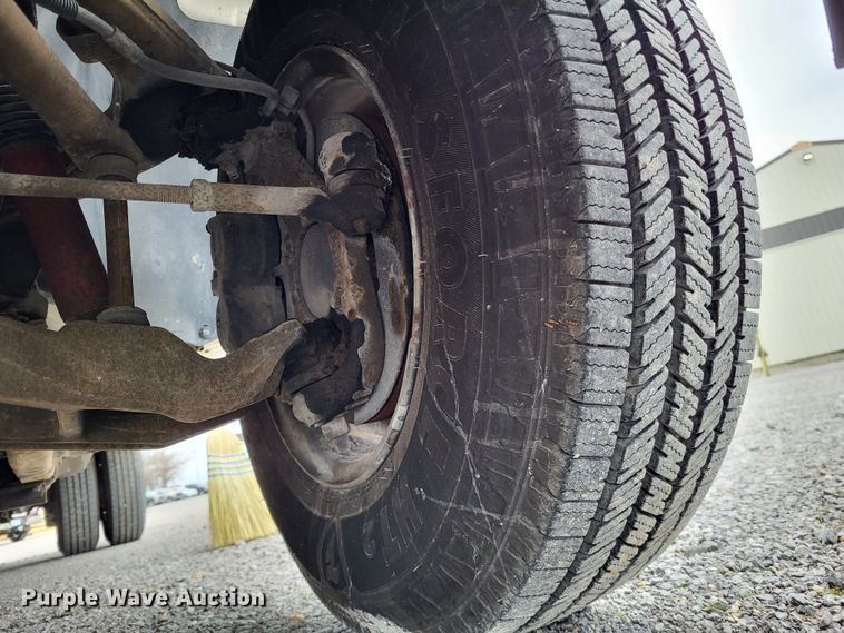 image for item LR9184 2002 Chevrolet Silverado 3500  catering bed pickup truck