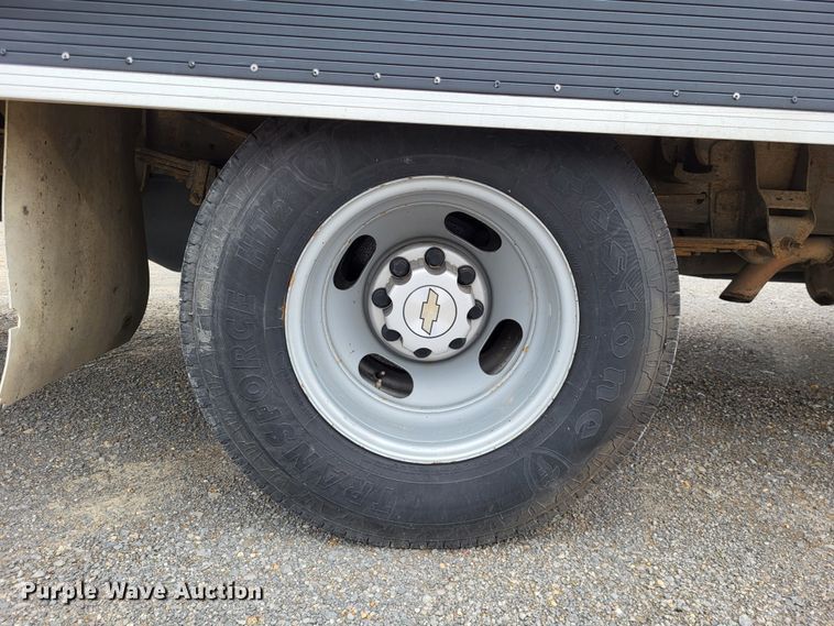 image for item LR9184 2002 Chevrolet Silverado 3500  catering bed pickup truck