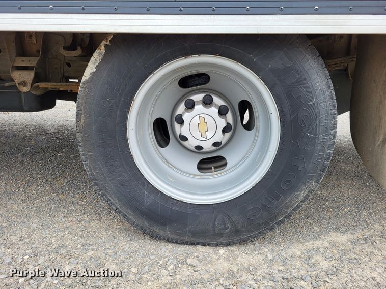 image for item LR9184 2002 Chevrolet Silverado 3500  catering bed pickup truck