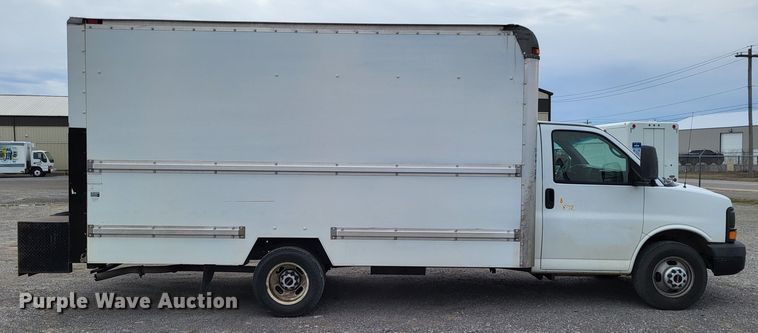 image for item LR9185 2006 GMC Savana G3500  box truck