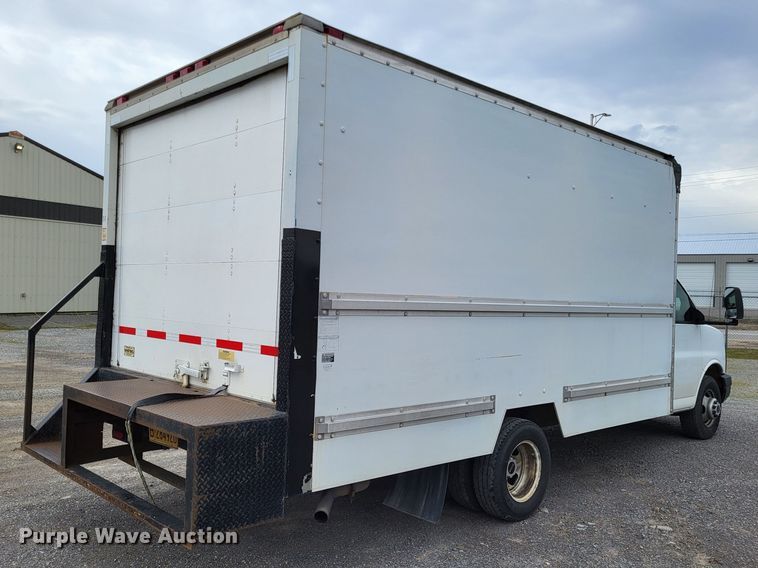 image for item LR9185 2006 GMC Savana G3500  box truck