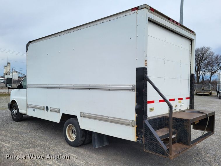 image for item LR9185 2006 GMC Savana G3500  box truck