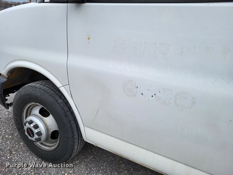 image for item LR9185 2006 GMC Savana G3500  box truck