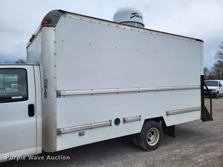 image for item LR9185 2006 GMC Savana G3500  box truck