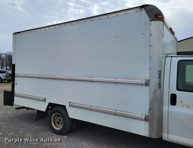 image for item LR9185 2006 GMC Savana G3500  box truck