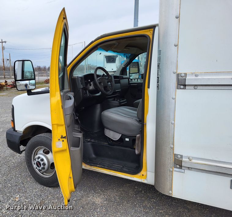 image for item LR9185 2006 GMC Savana G3500  box truck