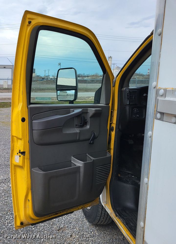 image for item LR9185 2006 GMC Savana G3500  box truck