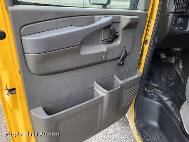 image for item LR9185 2006 GMC Savana G3500  box truck