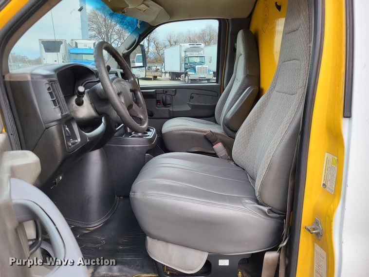 image for item LR9185 2006 GMC Savana G3500  box truck