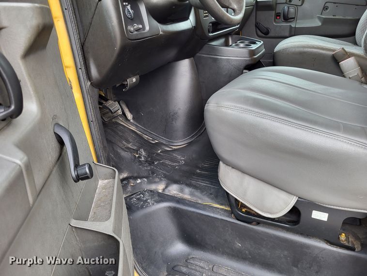 image for item LR9185 2006 GMC Savana G3500  box truck