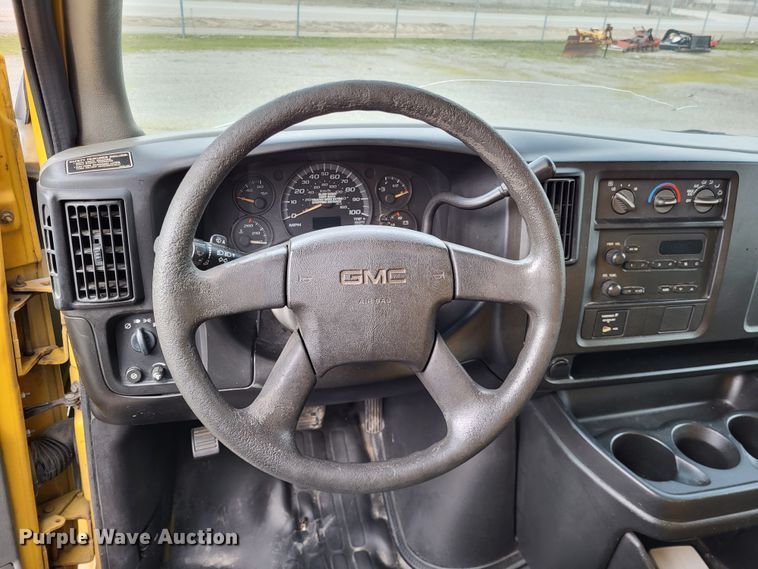 image for item LR9185 2006 GMC Savana G3500  box truck