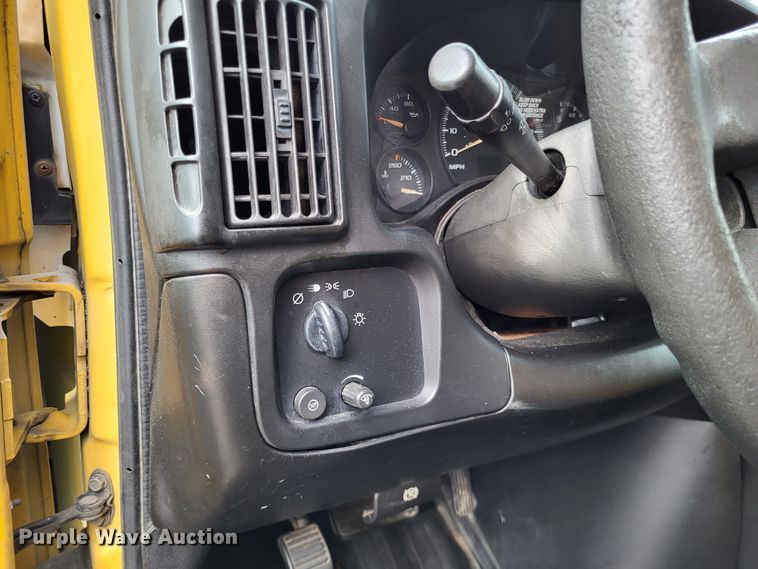 image for item LR9185 2006 GMC Savana G3500  box truck