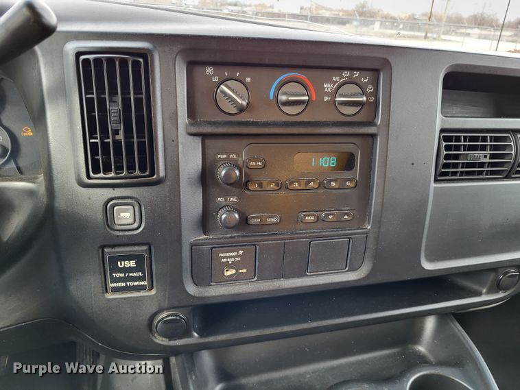 image for item LR9185 2006 GMC Savana G3500  box truck