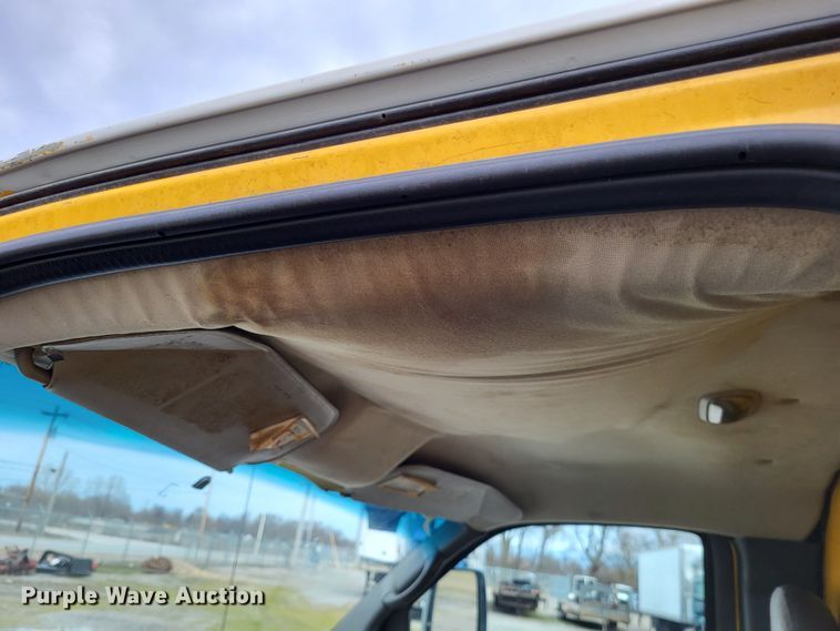 image for item LR9185 2006 GMC Savana G3500  box truck