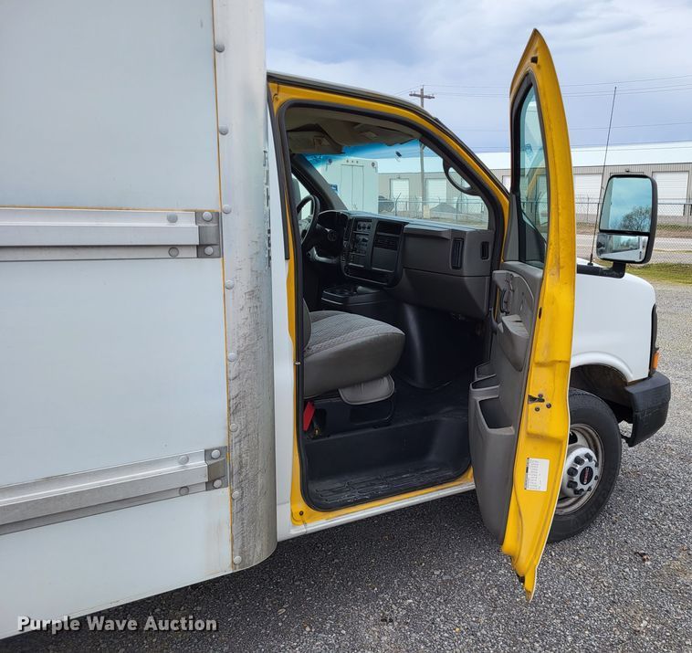 image for item LR9185 2006 GMC Savana G3500  box truck