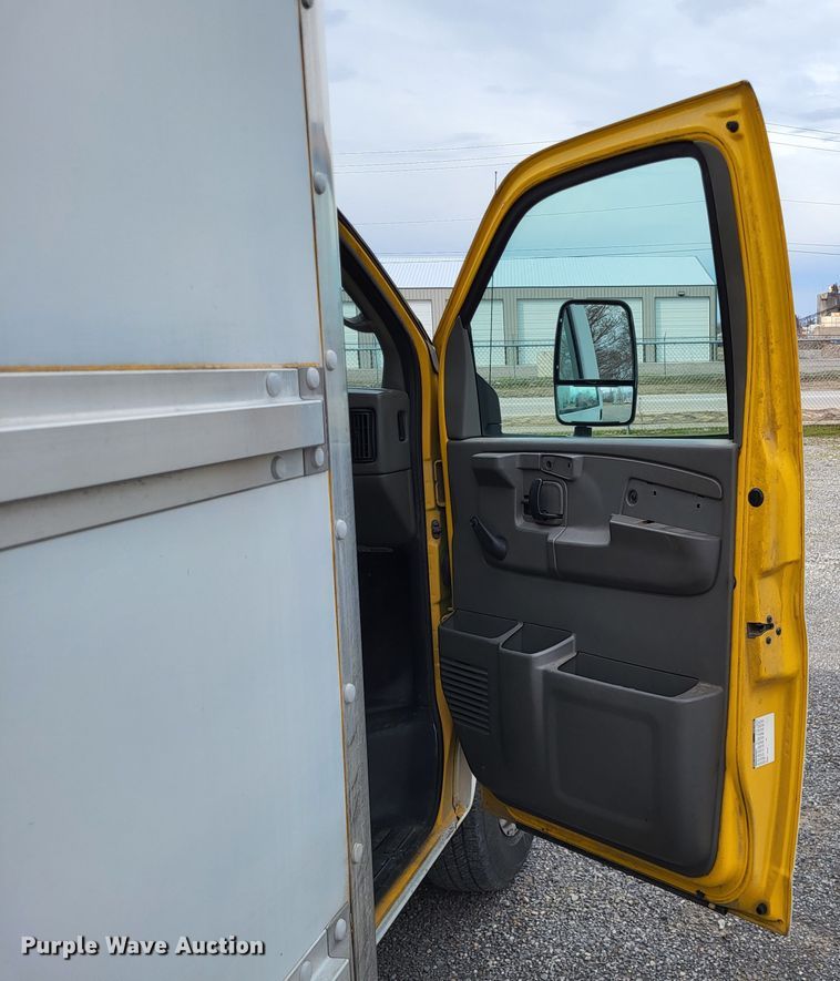image for item LR9185 2006 GMC Savana G3500  box truck